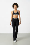 Conjunto Alo yoga acampanado negro líneas blancas