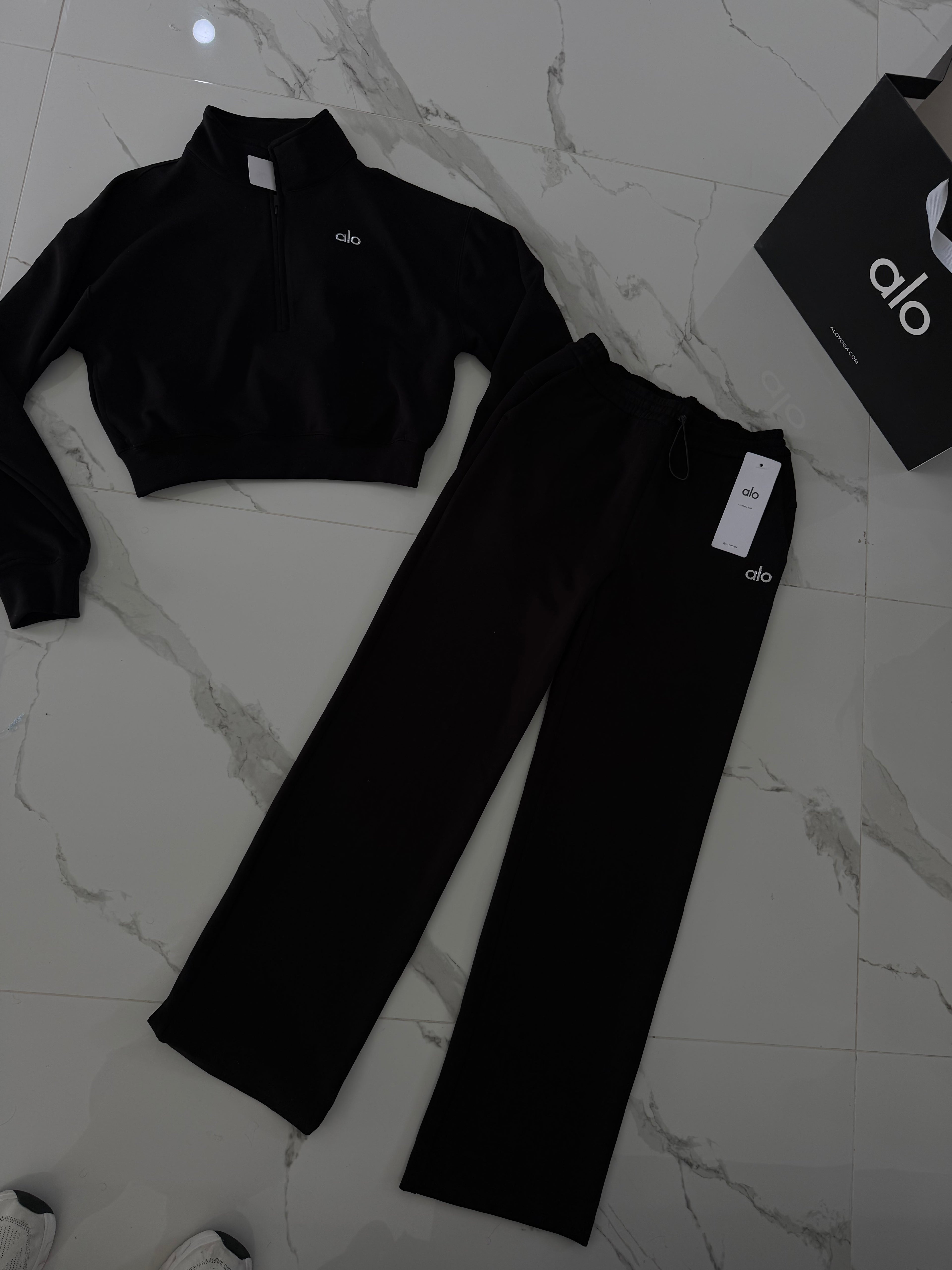 Conjunto alo yoga negro pants y sudadera
