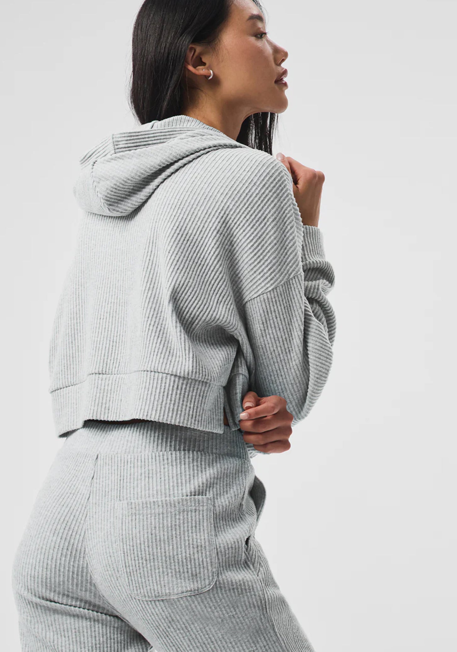 Conjunto Alo yoga pants y suéter  rayas gris