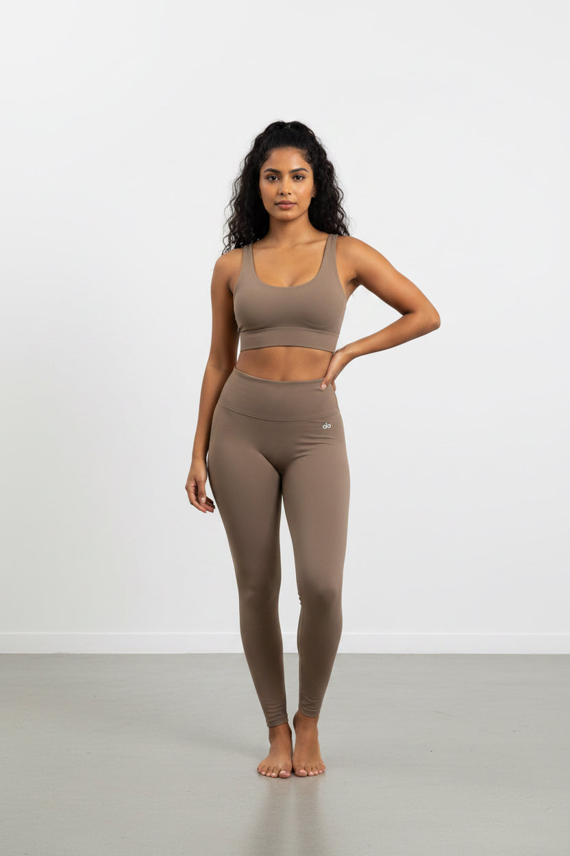 Conjunto Alo yoga cafe liso