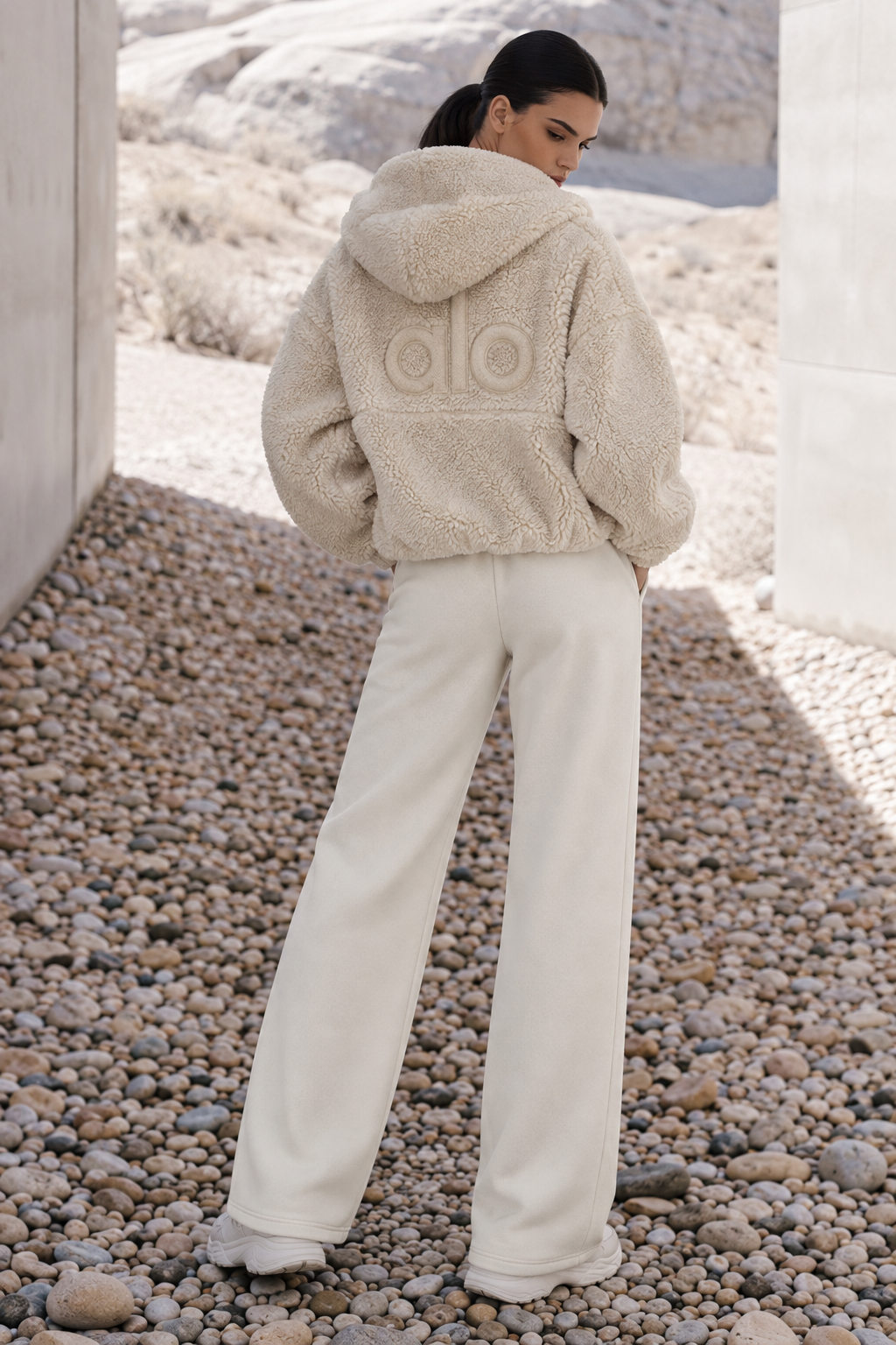 Chamarra Alo yoga borrego beige