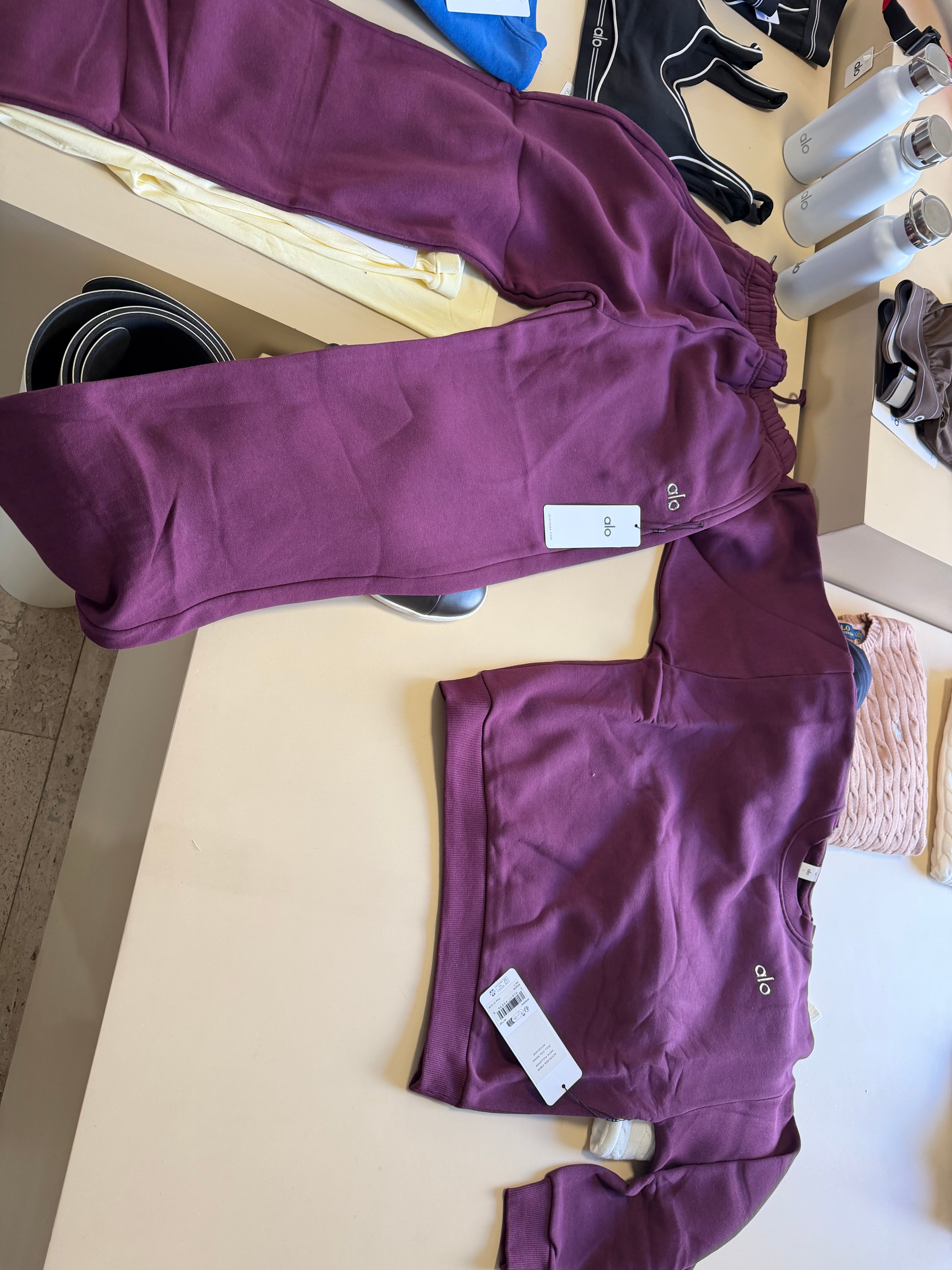 Conjunto Alo yoga vino