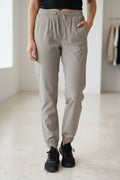 Jogger Alo yoga rompe vientos café