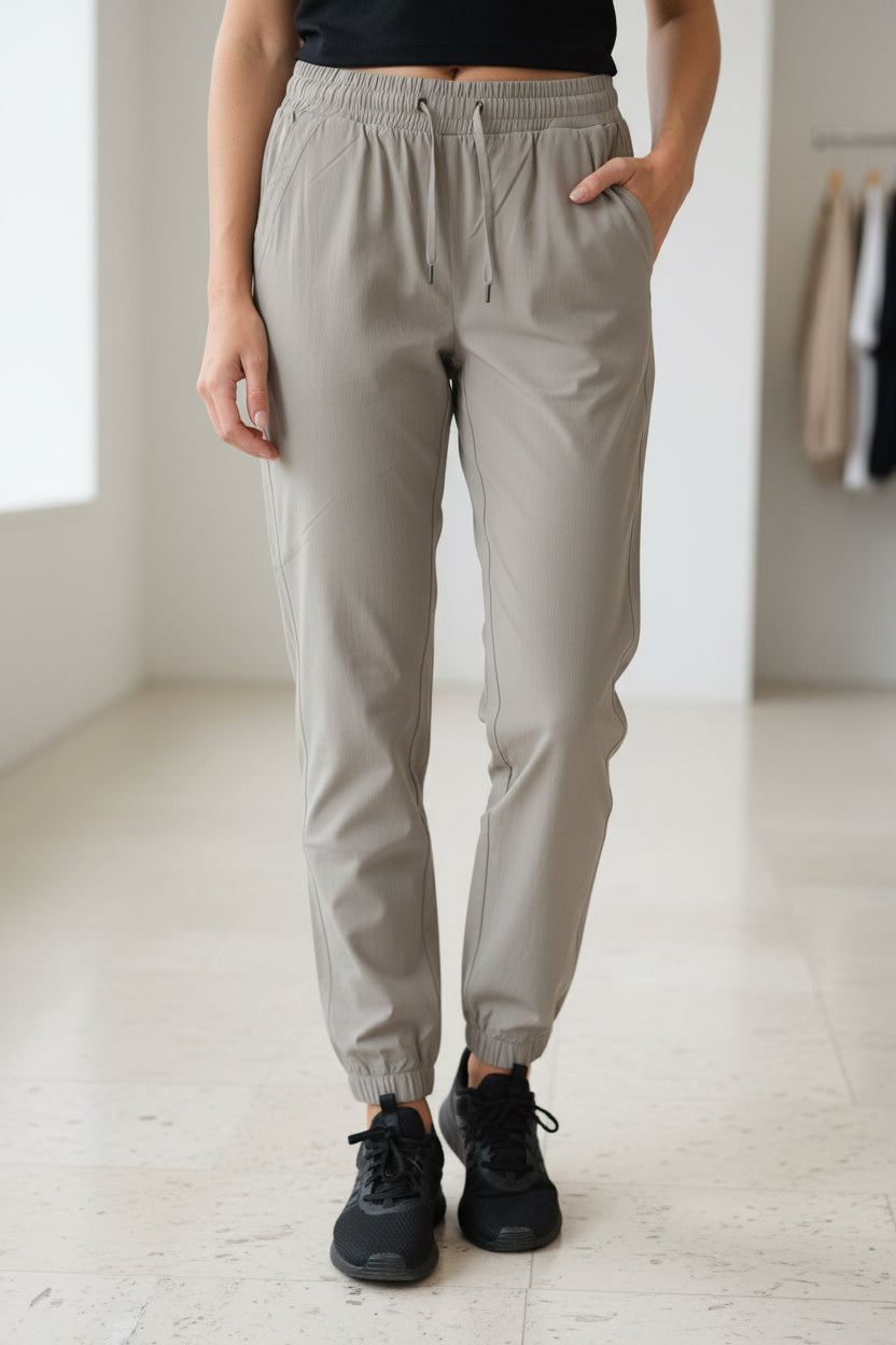 Jogger Alo yoga rompe vientos café
