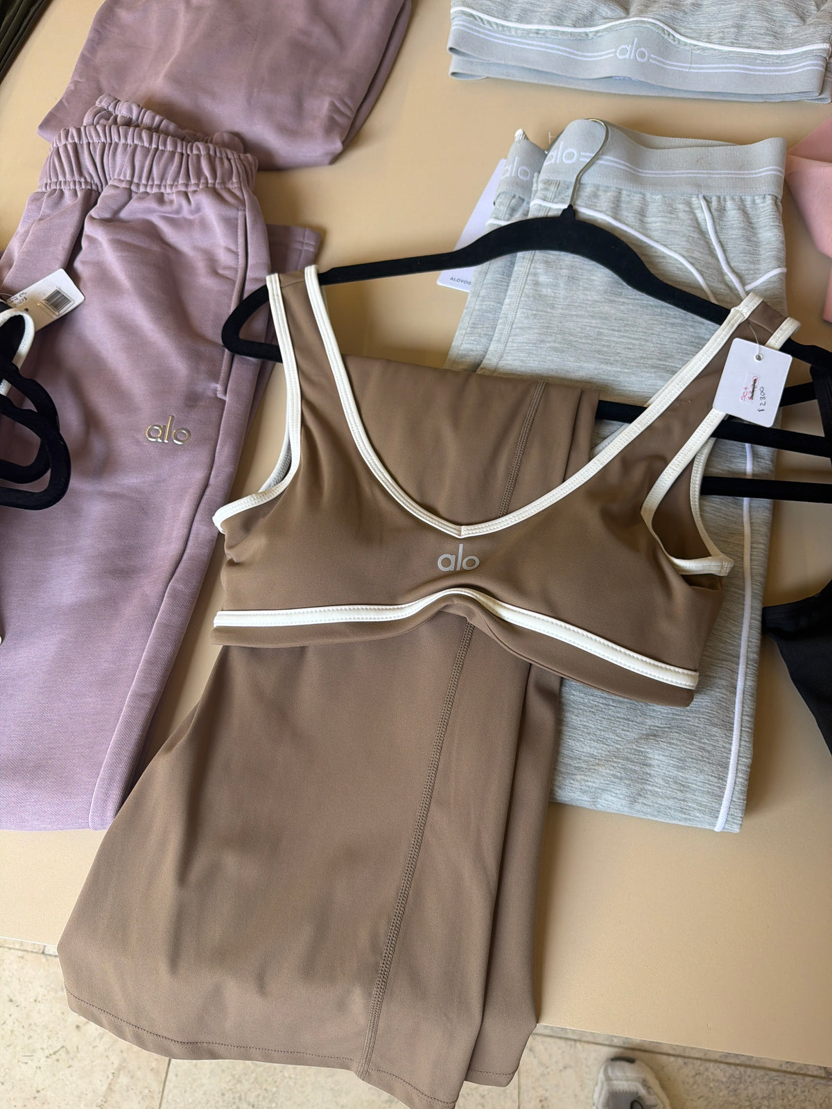 Conjunto Alo yoga acampanado café