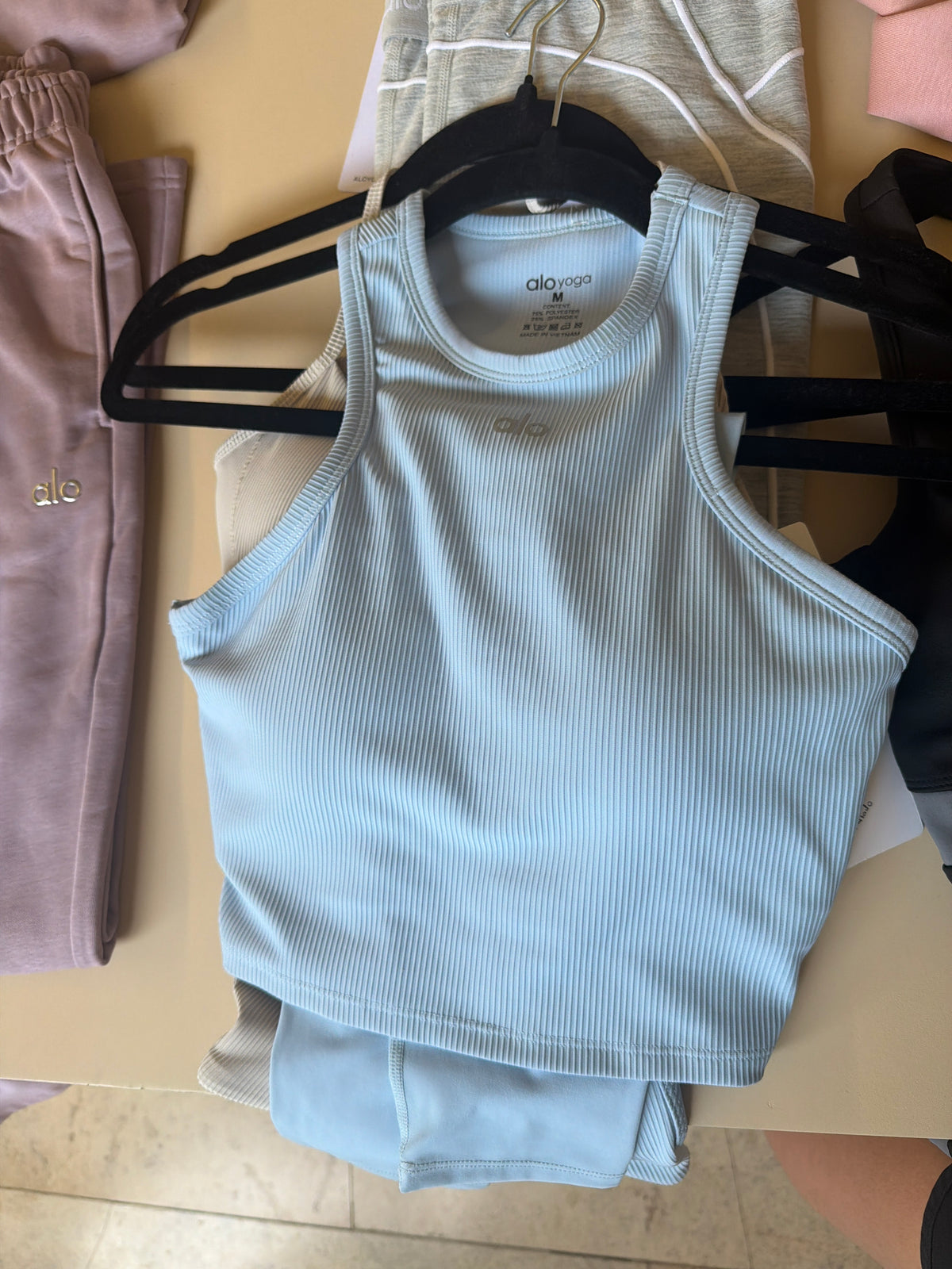 Conjunto Alo yoga acanalado azul cielo