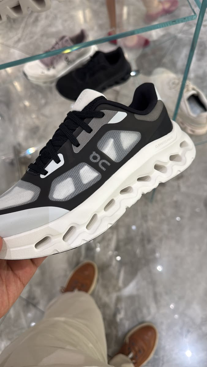 Tenis on Cloud TiLt remix blanco negro