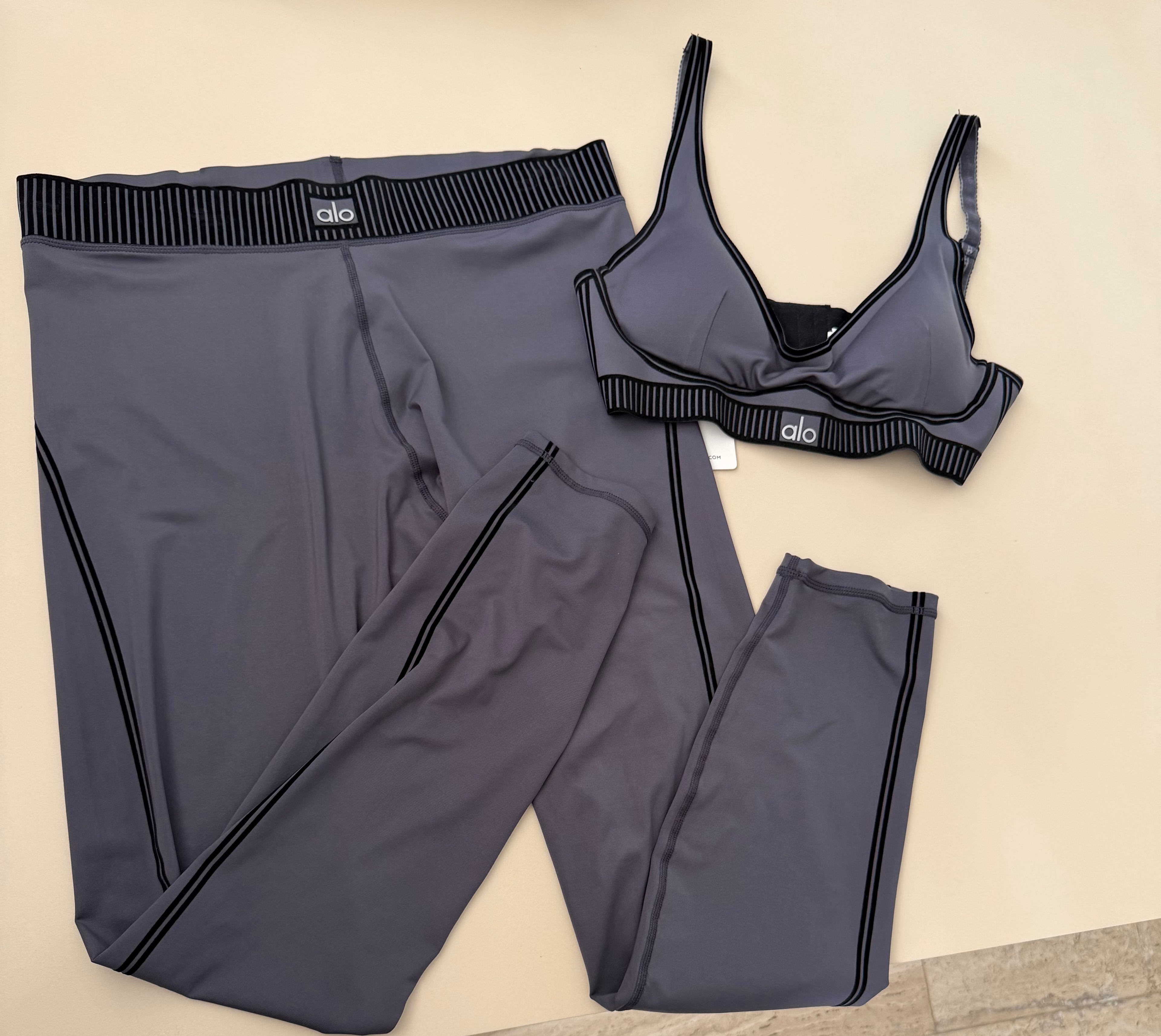Conjunto Alo yoga terciopelo gris