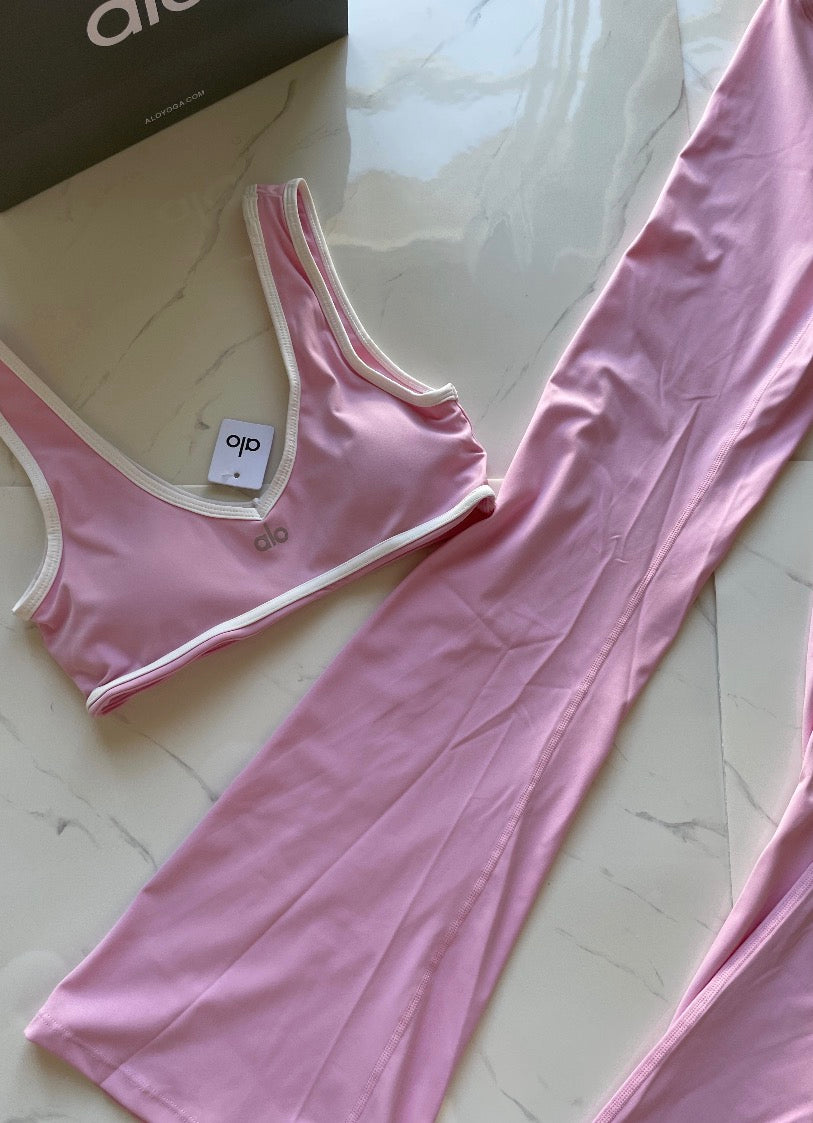 Conjunto Alo yoga Leggin acampanado y top rosa chicle