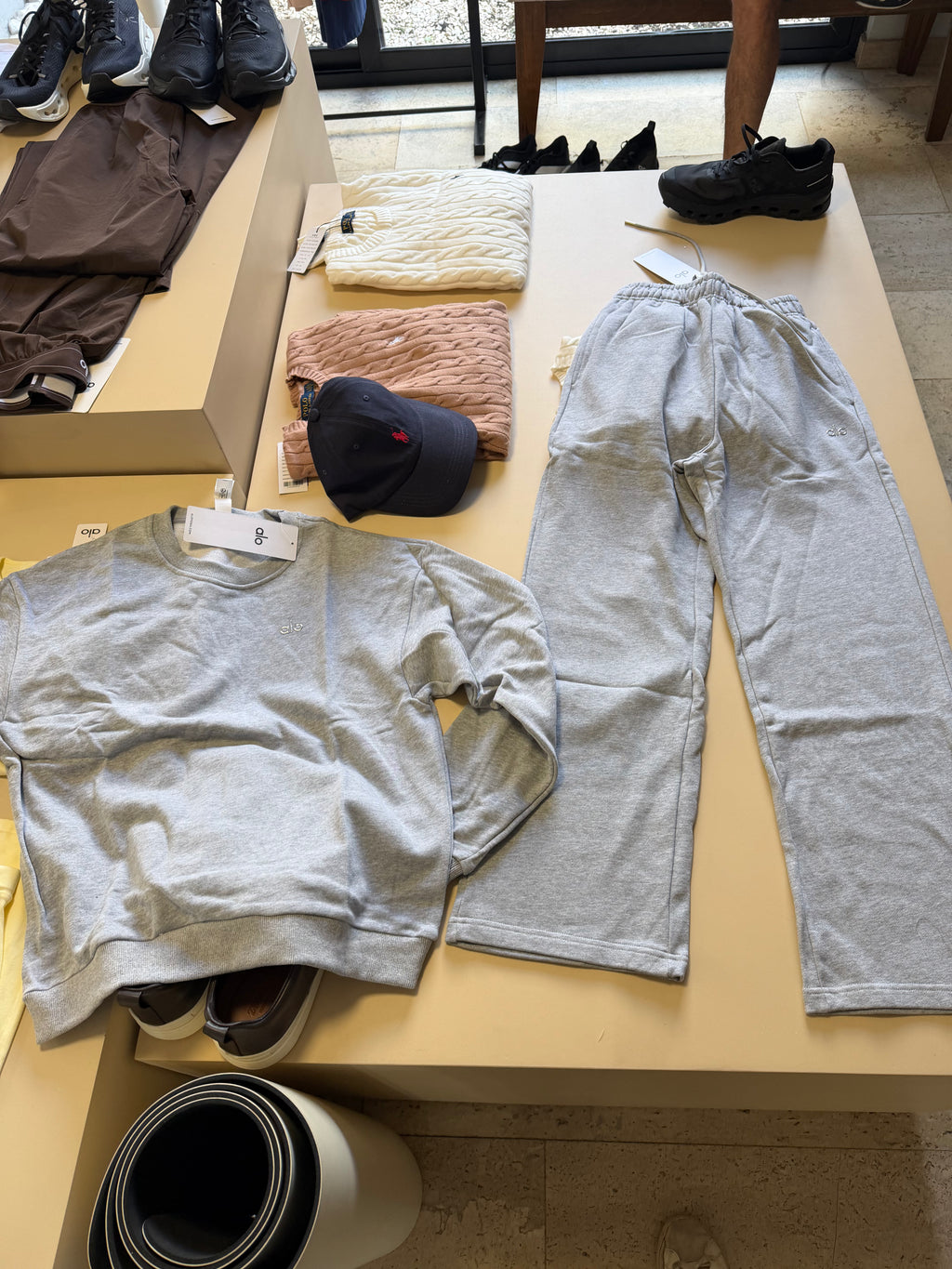 Conjuntos Alo yoga hoodie y pants gris