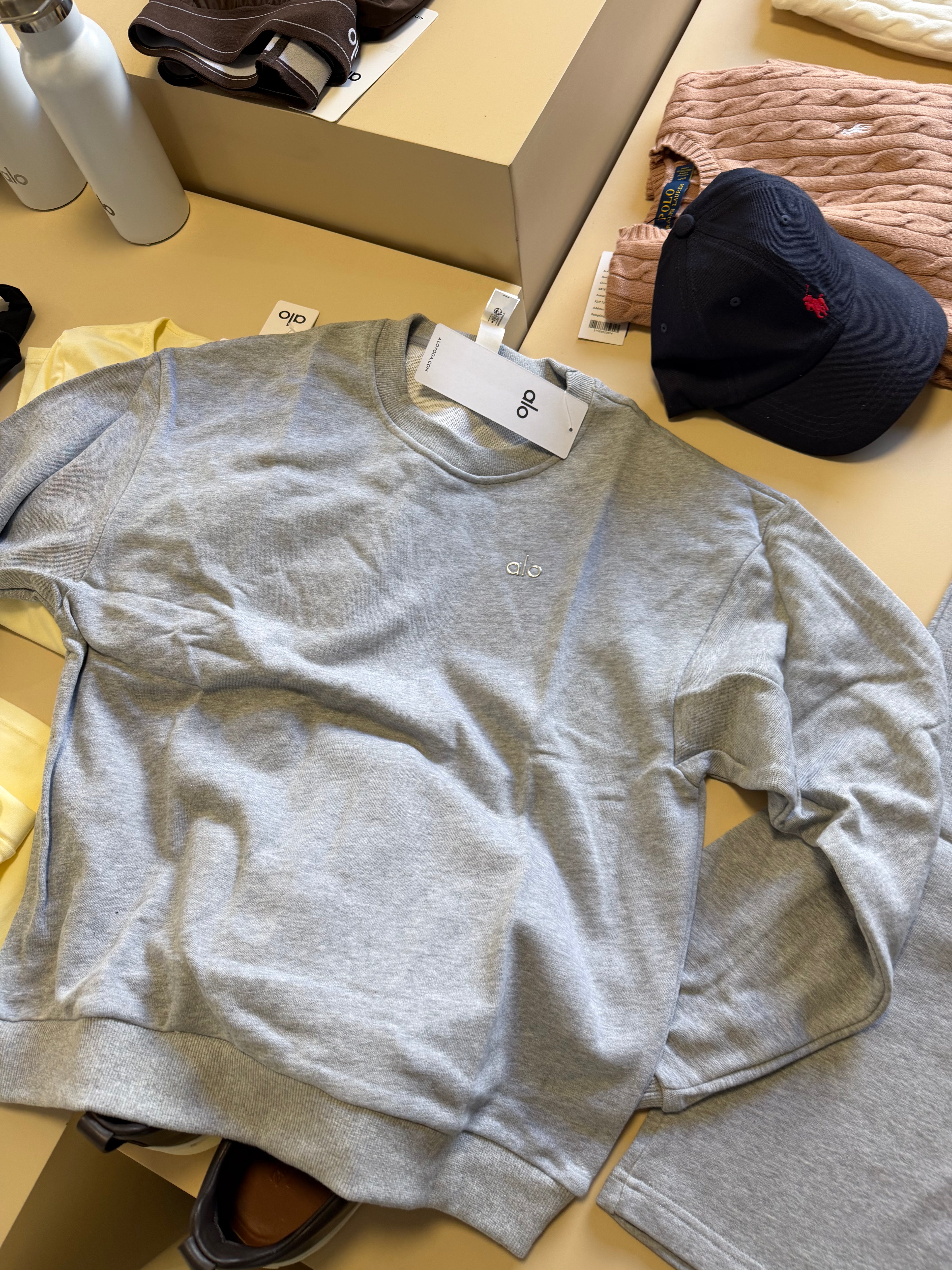 Conjuntos Alo yoga hoodie y pants gris