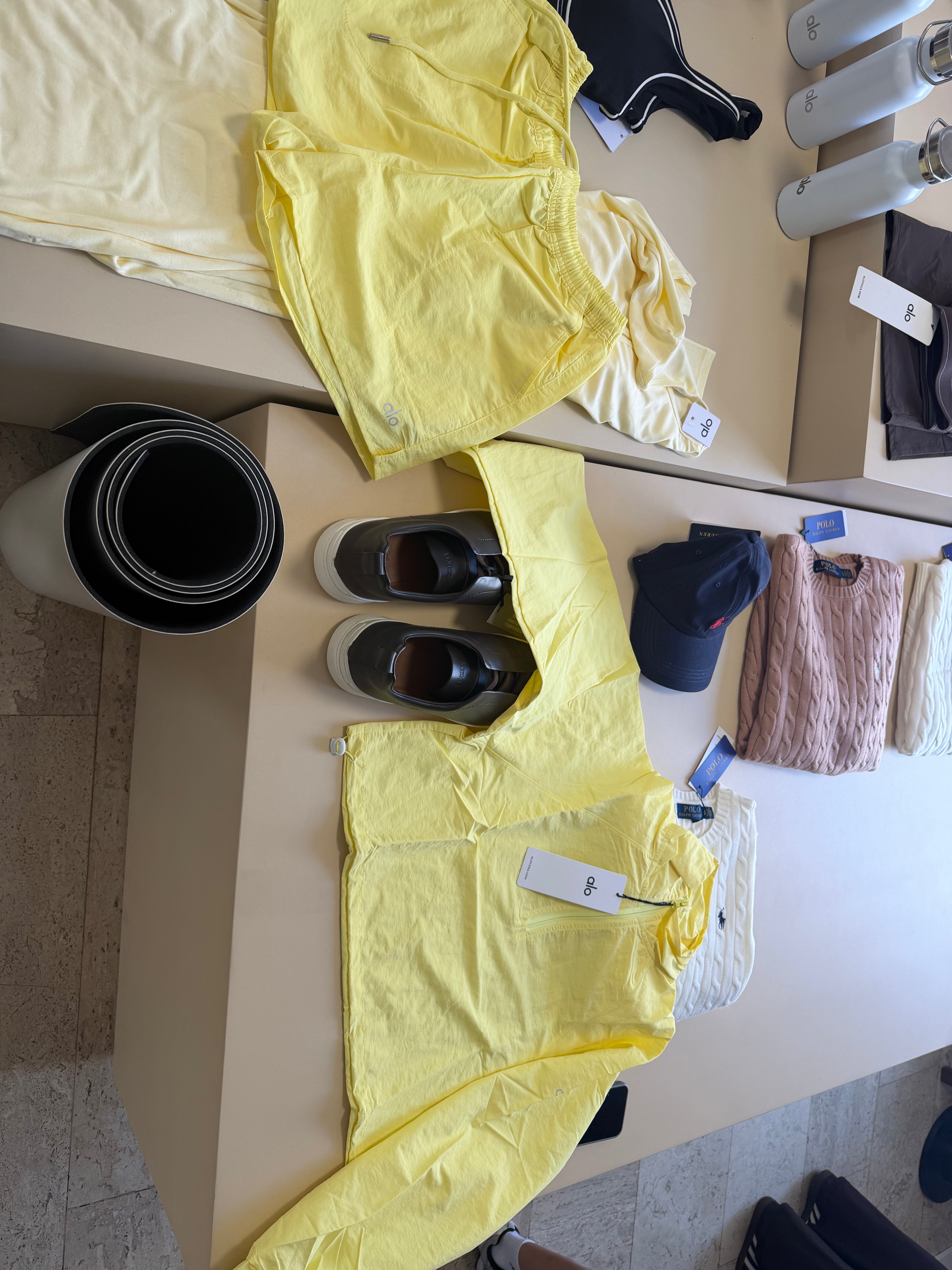 Conjunto Alo yoga rompe vientos amarillo
