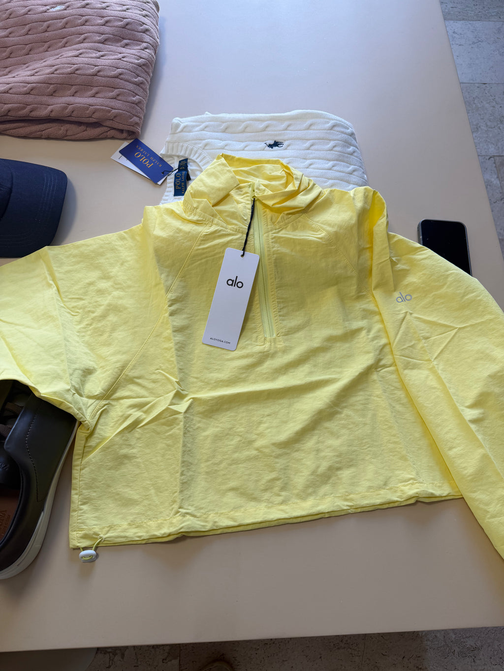 Conjunto Alo yoga rompe vientos amarillo