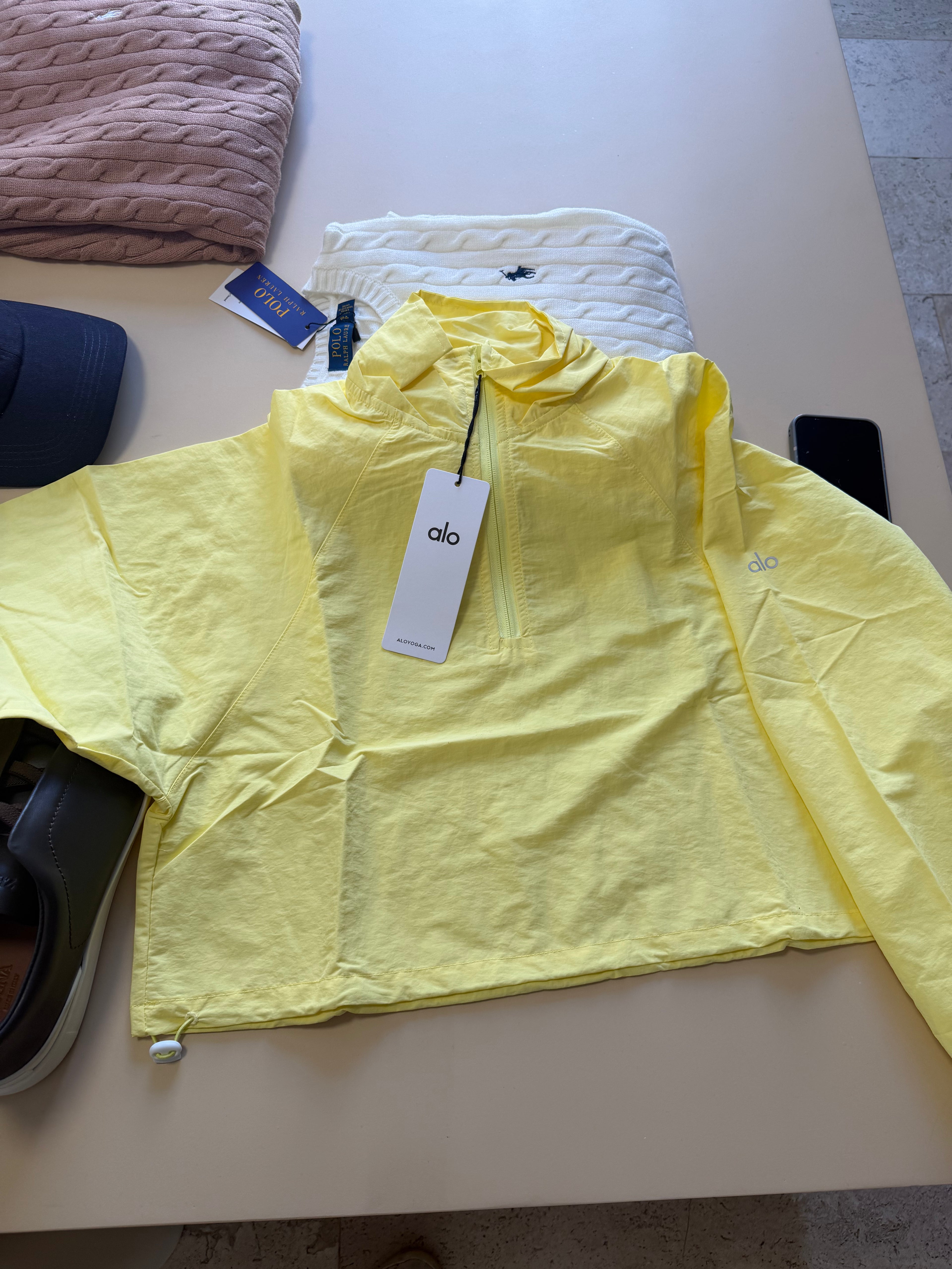 Conjunto Alo yoga rompe vientos amarillo