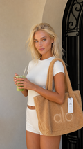 Bolsa Alo yoga peluche beige