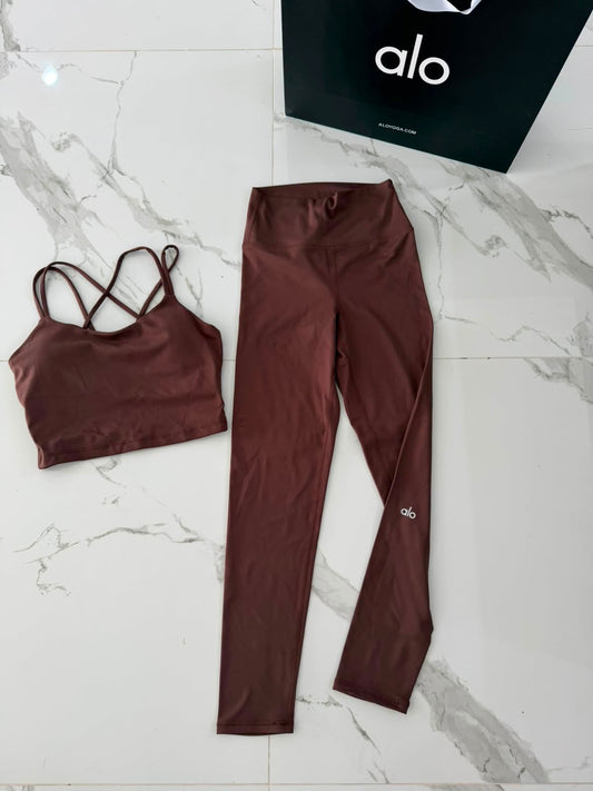 Conjunto Alo yoga liso café