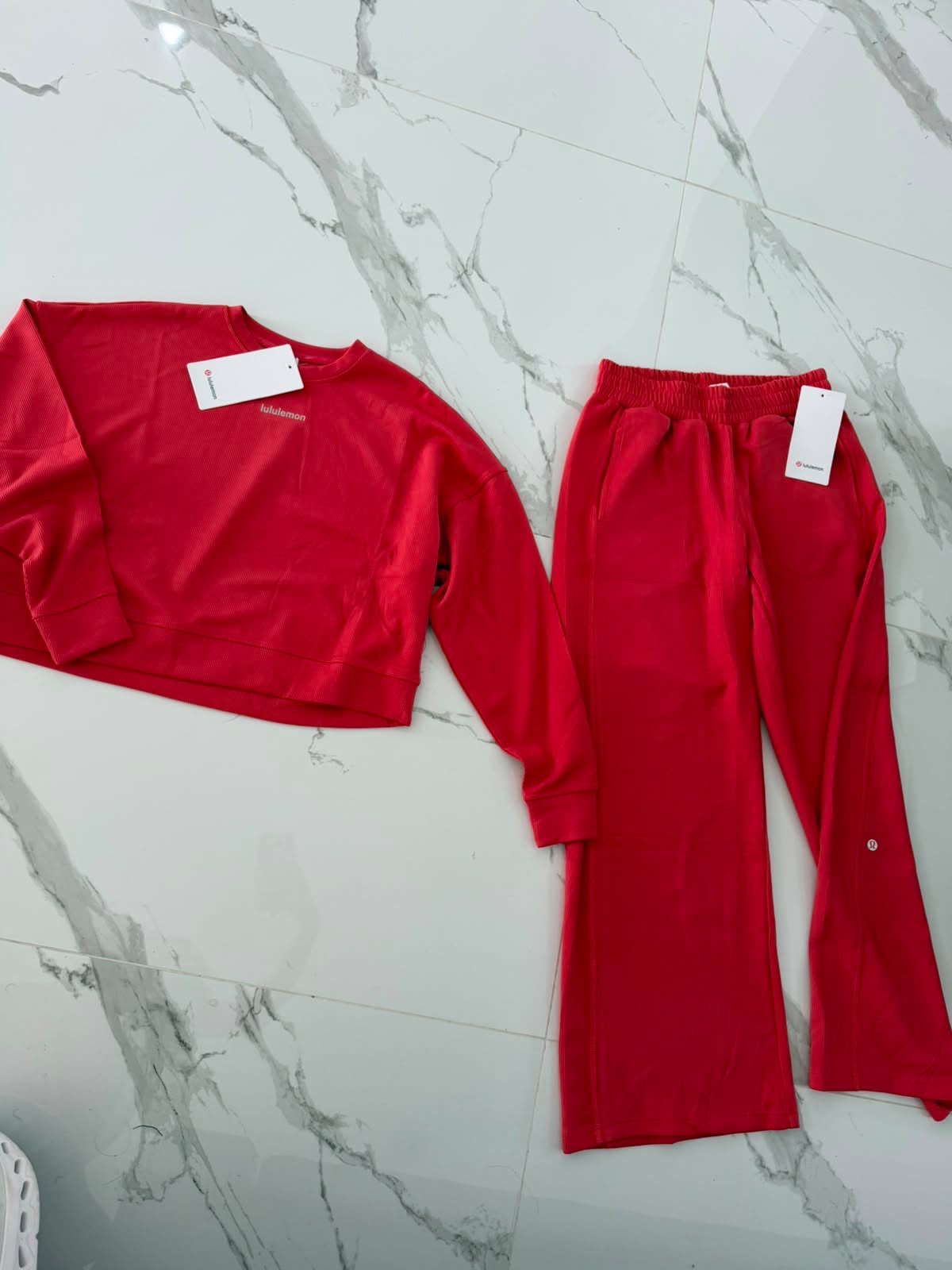 Conjunto lululemon roja modal