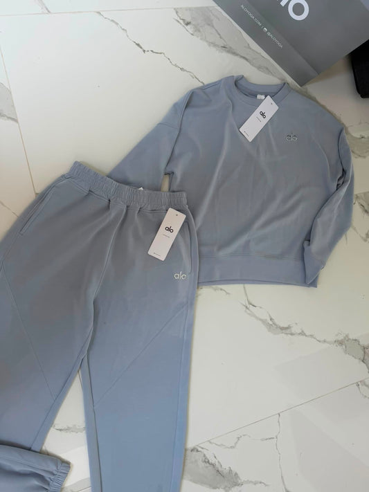 Conjunto Alo yoga azul cielo