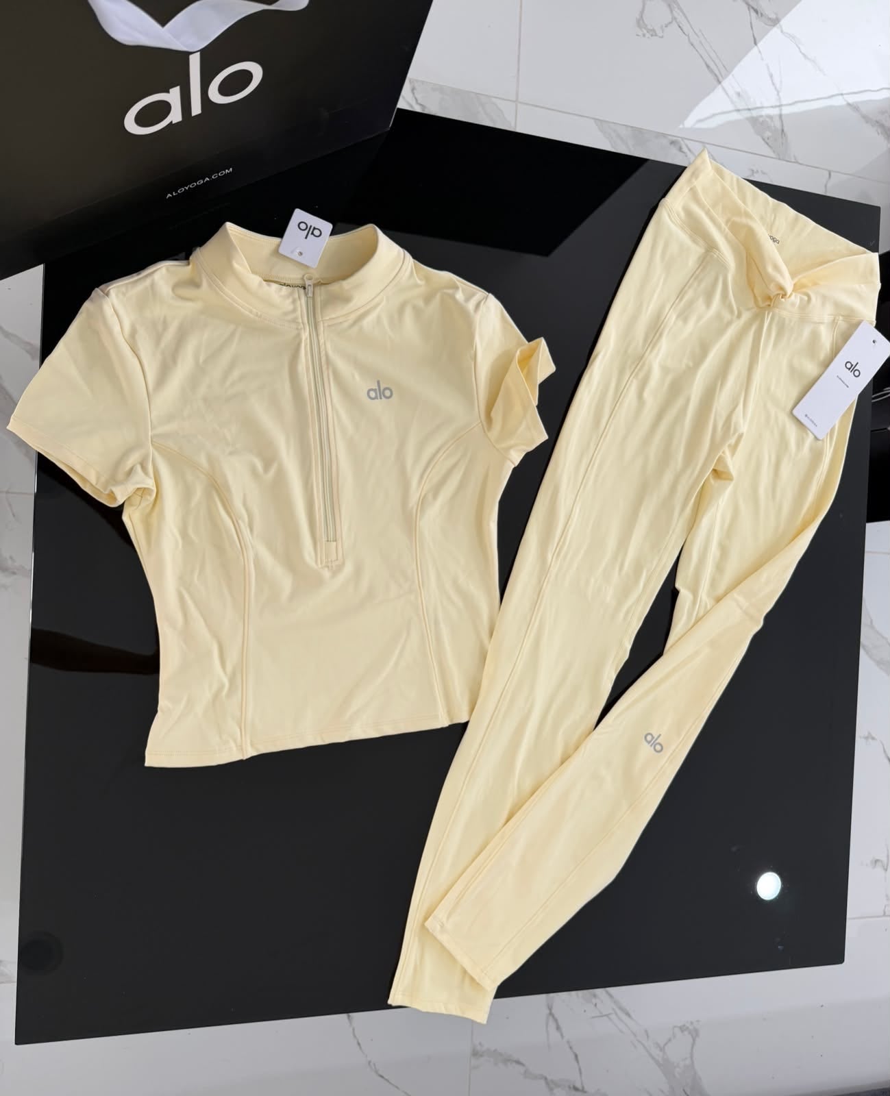Conjunto Alo yoga amarillo