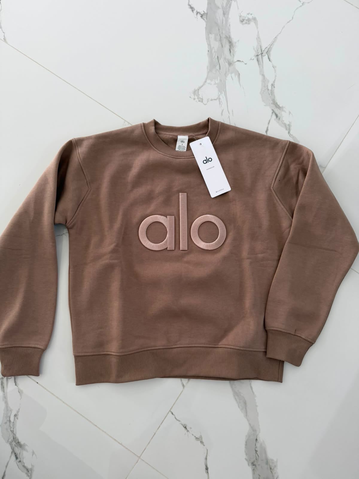 Sudadera Alo yoga logo bordado cafe