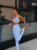 Conjunto Alo yoga líneas azul cielo