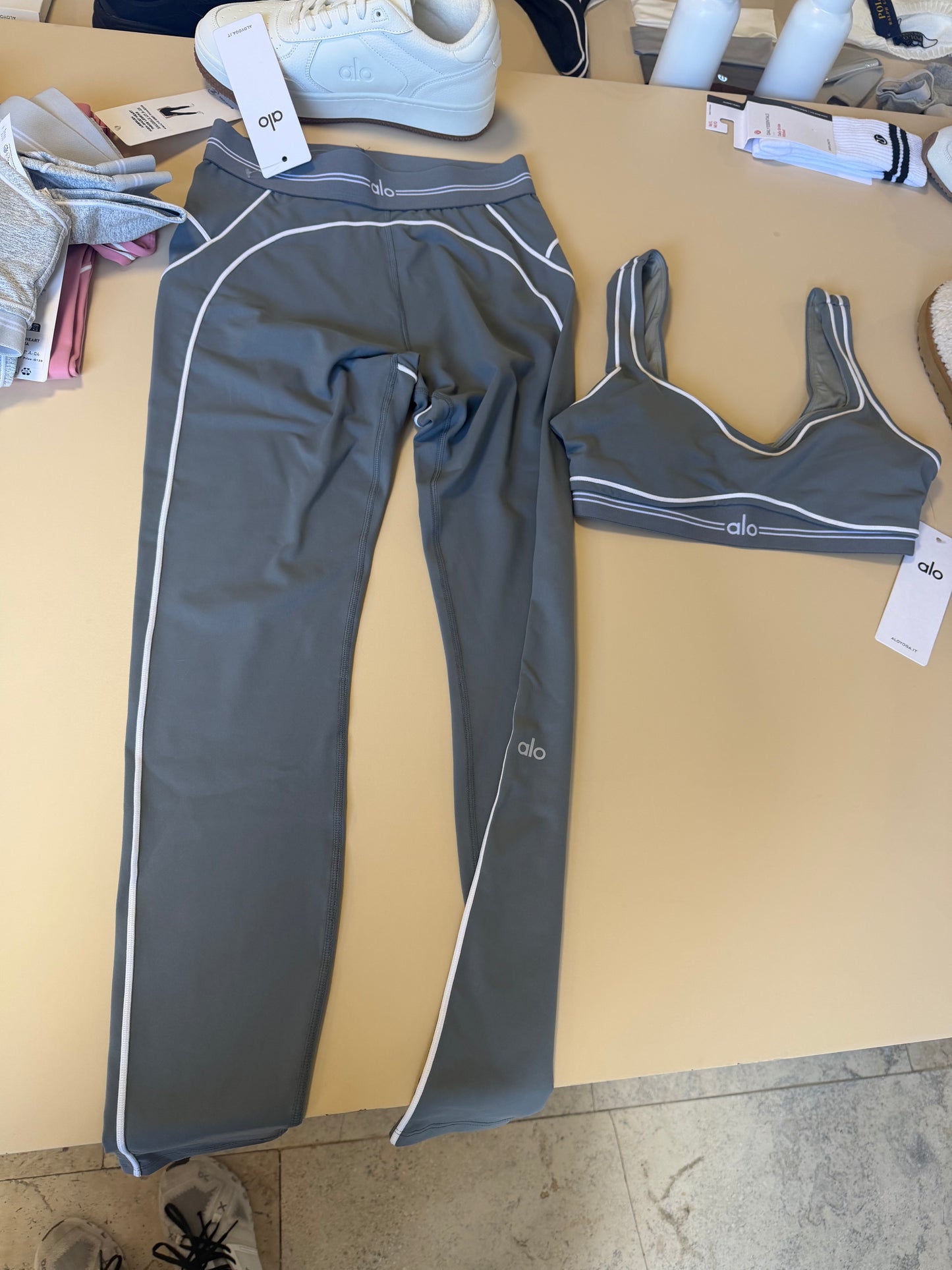 Conjunto Alo yoga  líneas gris