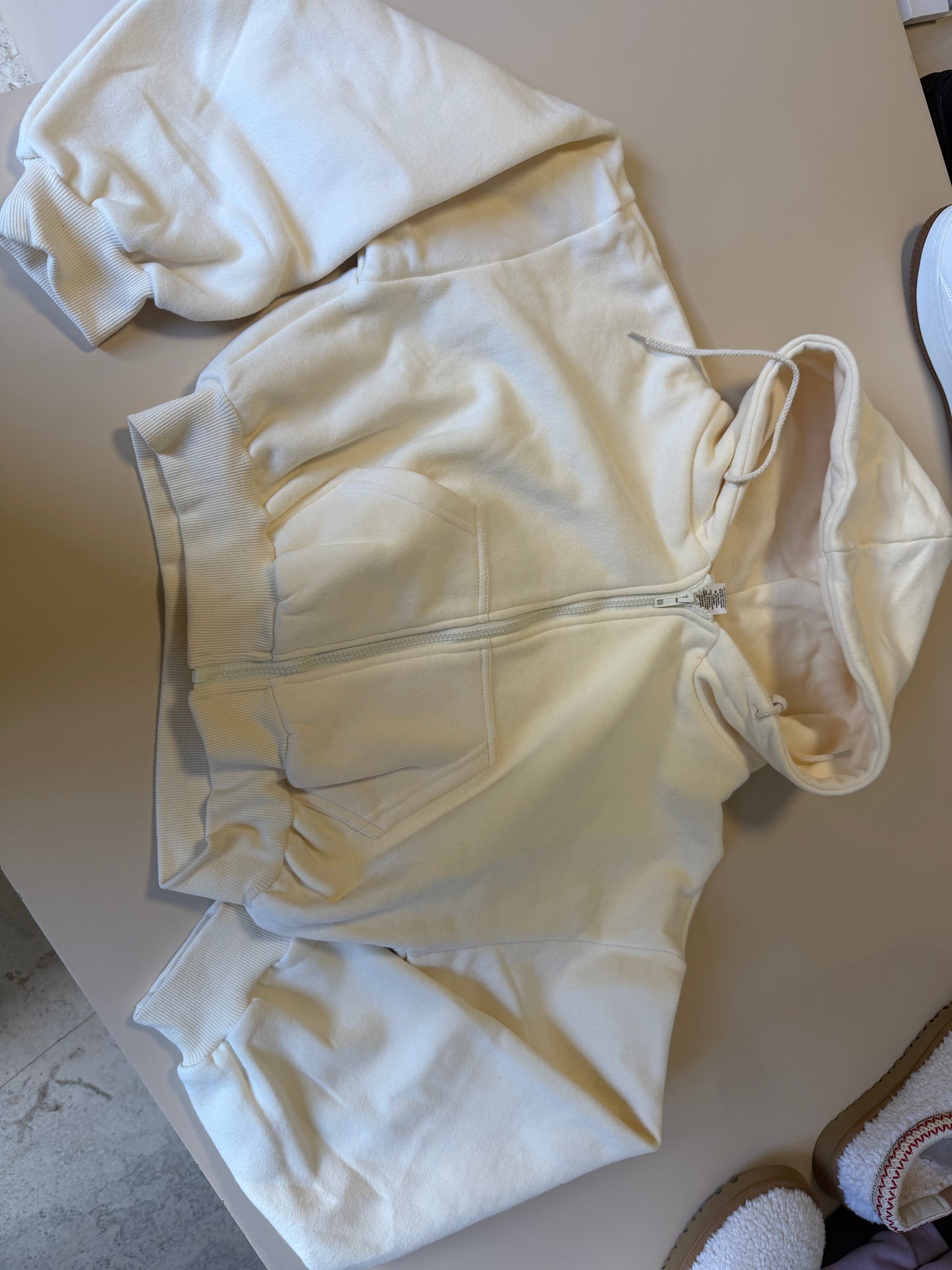 Sudadera Alo yoga amarilla bordada