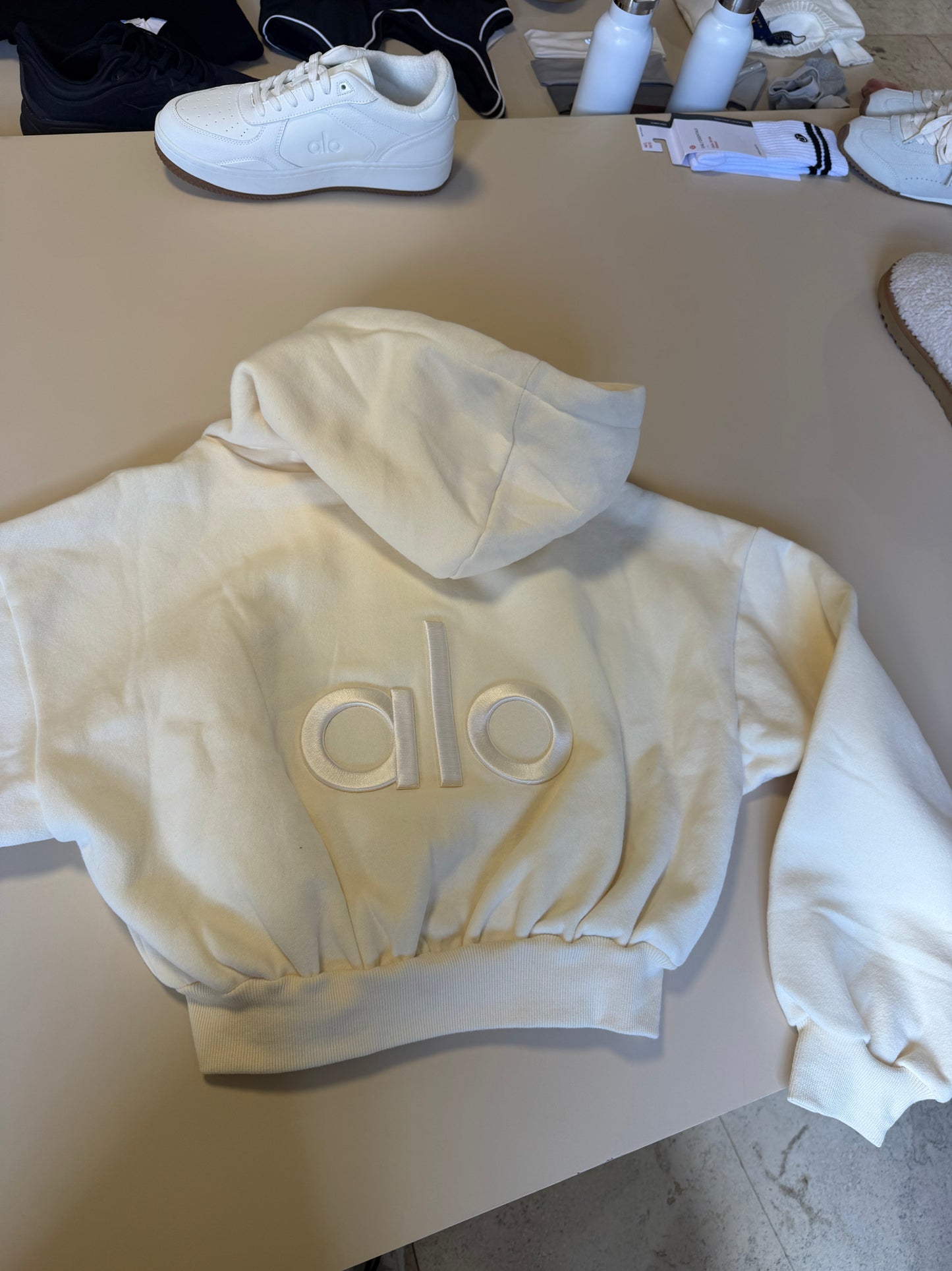 Sudadera Alo yoga amarilla bordada