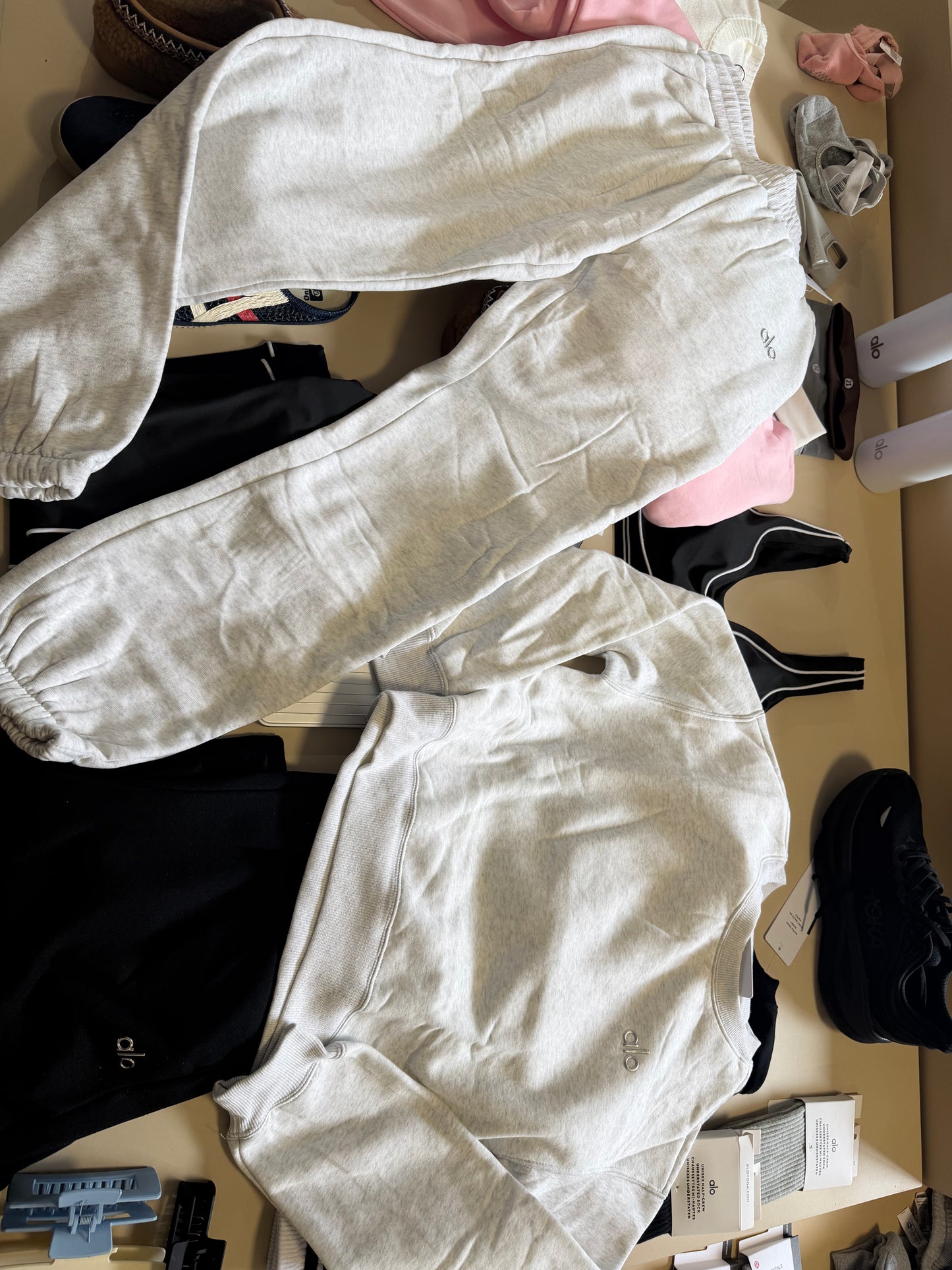 Conjunto Alo yoga sudadera y Jogger gris claro
