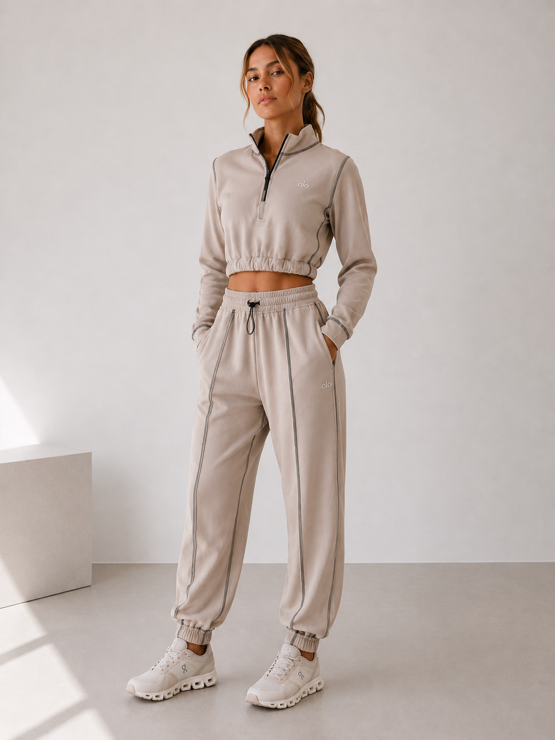 Conjunto Alo yoga Jogger y suéter beige