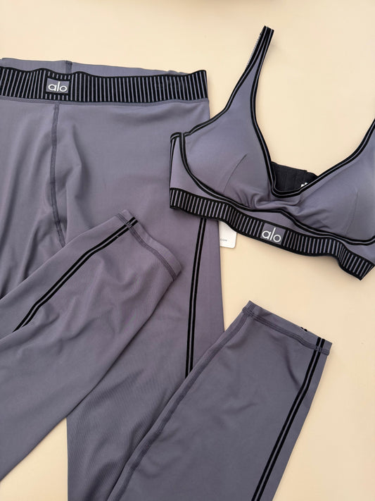 Conjunto Alo yoga terciopelo gris